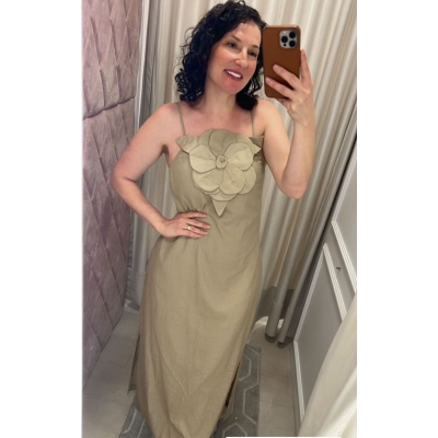 VESTIDO CHICLE DETALHE FLOR BUSTO LISO