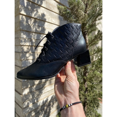 Bota Cia Chic Fem Bico Fino Com Cadarço E Trançado Lateral