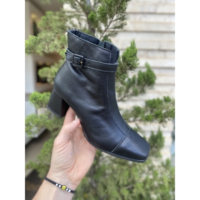BOTA CIA CHIC COURO BICO QUADRADO DETALHE FIVELA