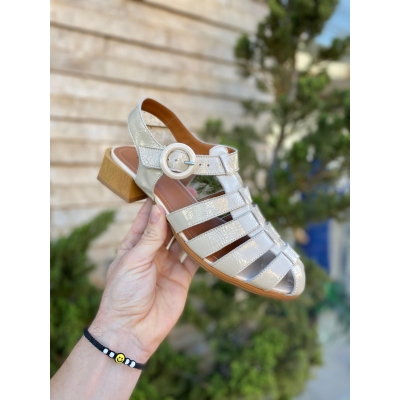 SANDÁLIA CIA CHIC SALTO MADEIRA COM FIVELA VERNIZ