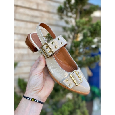 SAPATO CIA CHIC COURO BICO FINO DETALHE FIVELAS
